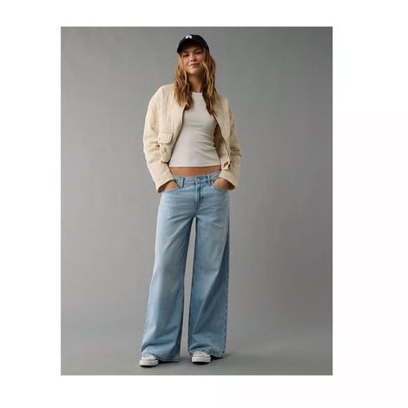 American Eagle Outfitters Denim - American Eagle Low Rise Ultra Wide Leg Light Aglow Strigid Jeans Jeans NWT Sz 2